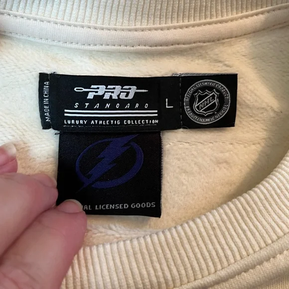 NHL Tampa Bay Lightning Cream Women's Cropped Sweatshirt, EUC, Size L - Picture 4 of 6
